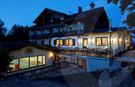 Der Sonnenhof in Zwiesel im Bayerischen Wald bei Nacht (In sanftes Licht getaucht genießen Sie gesellige Abende im Hotel Sonnenhof in Zwiesel während Ihres Urlaubs im Bayerischen Wald.)