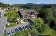 Die Parkmöglichkeiten vorm Hotel Sonnenhof in Zwiesel im Bayerischen Wald (Der Gast ist bei uns im Sonnenhof König, darum versuchen wir, Ihren Aufenthalt in Zwiesel im Bayerischen Wald so angenehm wie möglich zu gestalten.)