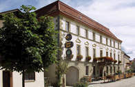 Hausansicht Hotel Zur Post in Lam im Bayerischen Wald (In Lam im Bayerischen Wald liegt das Hotel Zur Post, das seine Gäste mit familiärem Charme und bayerischer Herzlichkeit erwartet.)