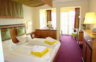 Komfort-Doppelzimmer 4-Sterne Hotel Sterr in Viechtach in Niederbayern (Eine harmonische Wohlfühl-Atmosphäre erwartet Sie in dem Komfort-Doppelzimmer im 4-Sterne Hotel Sterr in Viechtach in Niederbayern.)