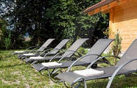 Liegewiese vorm Hotel Sonnenhof in Zwiesel im Bayerischen Wald (Genießen Sie die wärmenden Sonnenstrahlen im Garten des Hotels Sonnenwald auf unserer Liegewiese, mitten im Bayerischen Wald.)