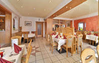 Speisesaal im Hotel Sonnenhof in Zwiesel im Bayerischen Wald (Morgens verwöhnt die Küche im Sonnenhof Sie mit einem abwechslungsreichen Buffet - Abends mit einem tollen 5-Gänge-Menü.)