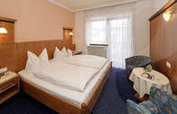 Doppelzimmer im Hotel Sonnenhof in Zwiesel im Bayerischen Wald (Die schönen Doppelzimmern im Sonnenhof sind mit Sitzecken ausgestattet um Ihren Urlaub in Zwiesel im Bayerischen Wald so gemütlich wie möglich zu gestalten.)